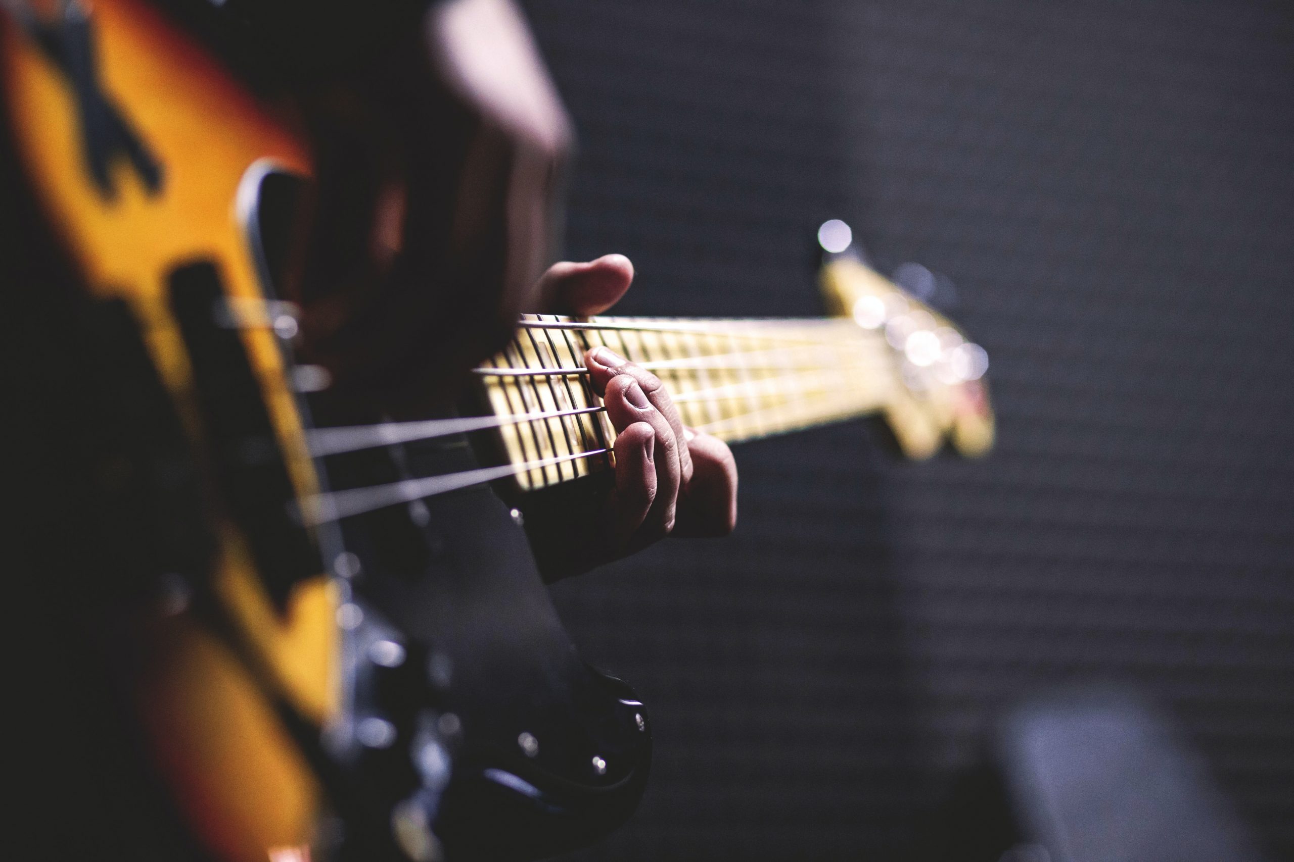 How to play guitar with long nails: best tips to follow